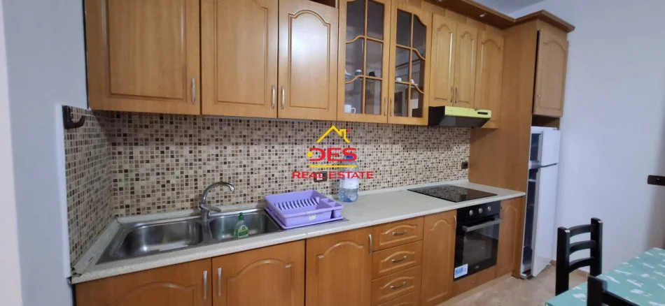 Vlore, jepet me qera apartament 2+1+Ballkon Kati 4, 110 m² 400 € (Rruga Murat Tërbaçi)