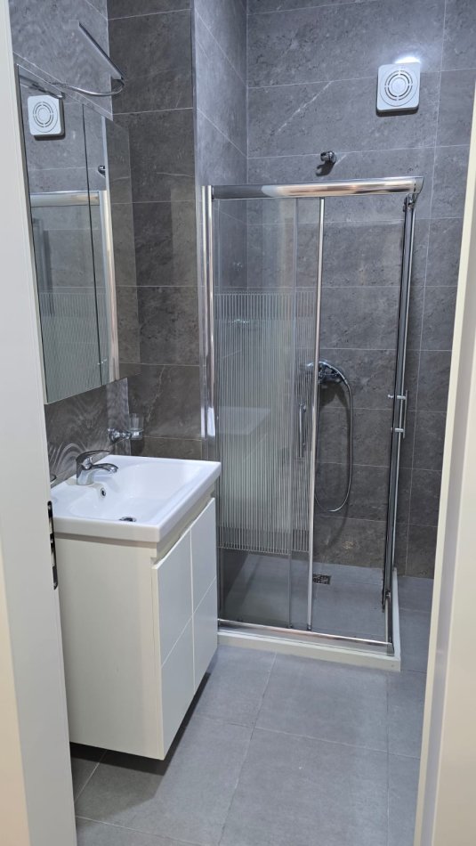 Tirane, jepet me qera apartament 1+1+Ballkon Kati 6, 70 m² 450 € (Astir te Big Pjata)