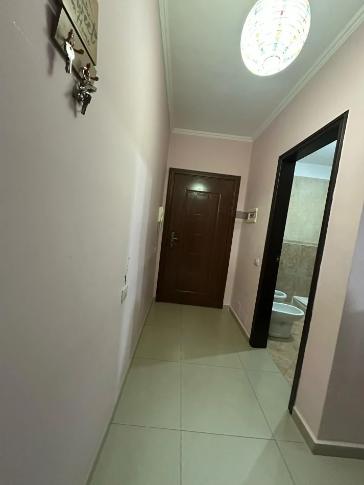 Tirane, jepet me qera apartament 1+1+Ballkon Kati 5, 350 € (Yzberisht Nela 6)
