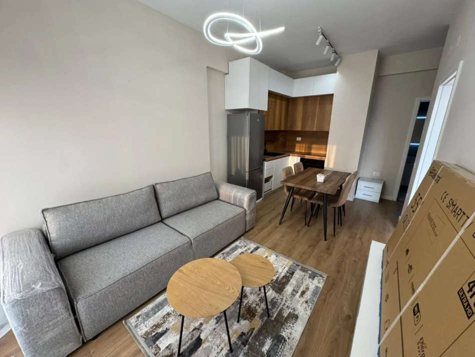 Tirane, jepet me qera apartament 1+1 me Parking Kati 3, 60 m² 450 € (Kompleksi Oxa, Fresk)