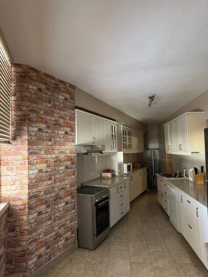 Tirane, jepet me qera apartament 2+1 Kati 3, 90 m² 700 € (Rruga Ali Ndroqi)