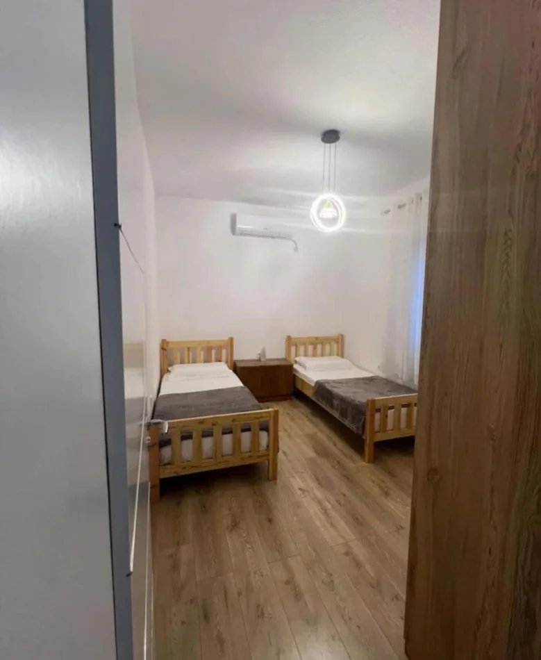 Tirane, jepet me qera apartament 2+1+Ballkon Kati 2, 80 m² 500 € (rruga e Burgut)