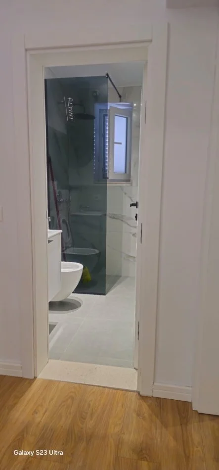 Shqiperi, jepet me qera apartament 2+1+Ballkon Kati 1, 85 m² 600 € (21 Dhjetori)