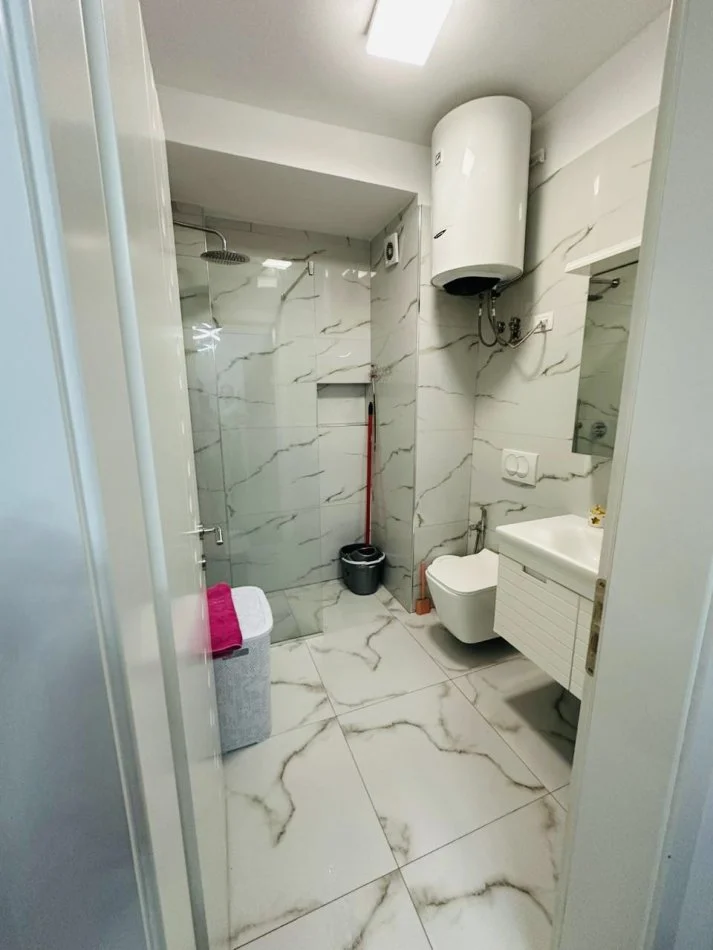 Tirane, jepet me qera apartament 1+1+Ballkon Kati 5, 65 m² 500 € (Perball Grand Gallery, Yzberisht, Tirane.)