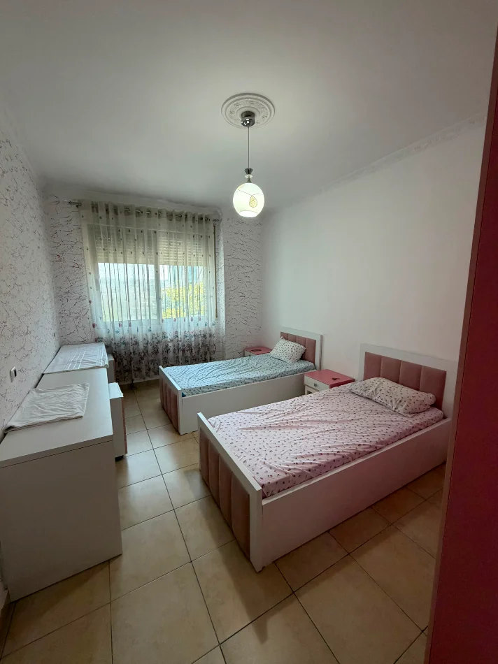 Tirane, jepet me qera apartament 2+1+Ballkon Kati 3, 95 m² 500 € (Apartament 2+1 Per Qera Prane Casa Italia Plotesisht I Mobiluar)