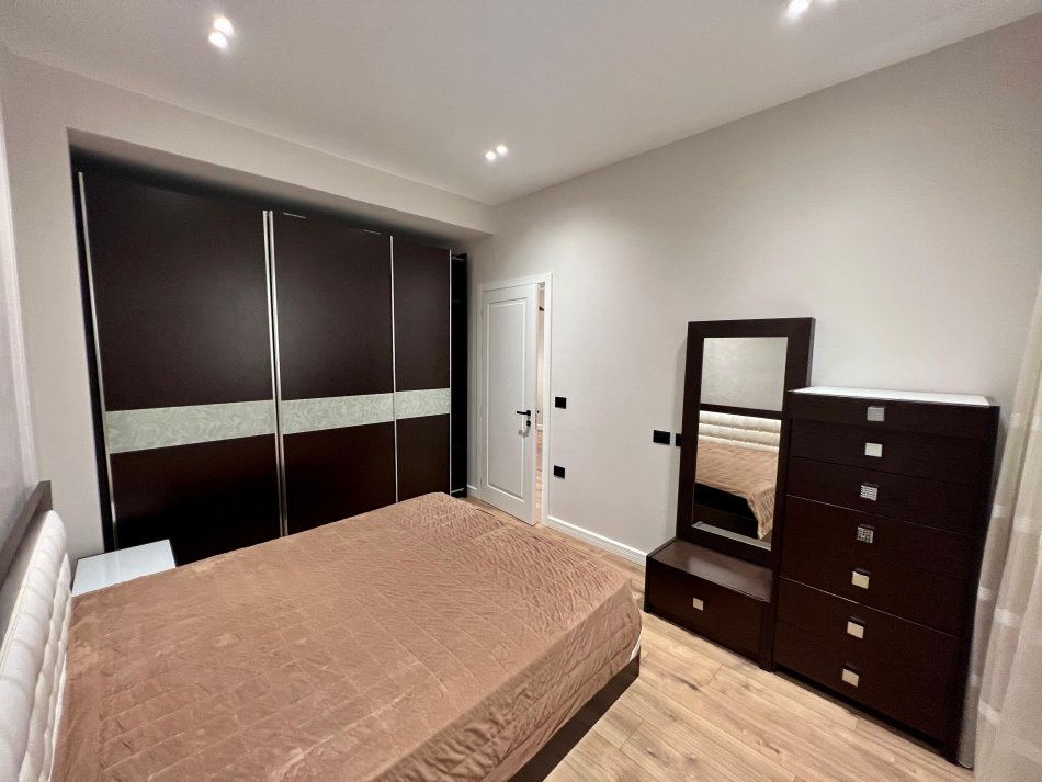 Tirane, jepet me qera apartament 1+1 Kati 1, 80 m² 600 € (Prane rruges se durresit)