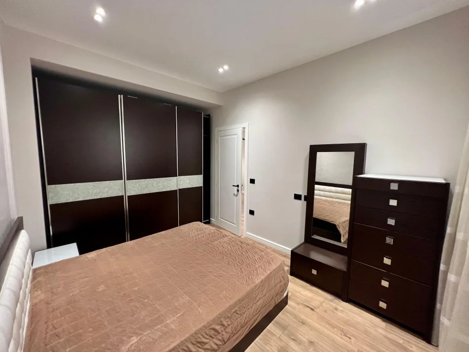 Tirane, jepet me qera apartament 1+1 Kati 1, 80 m² 600 € (Prane rruges se durresit)