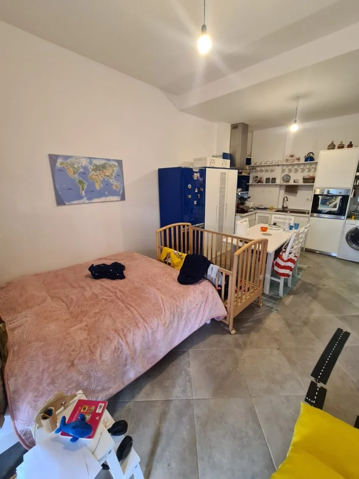 Shitet, Apartament 1+1 me Verande dhe oborr, Qerret, Durres!