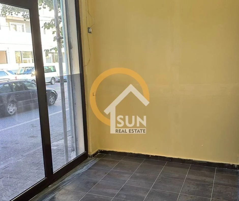 Shkoder, jepet me qera ambjent biznesi , , 25 m² 300 € (RR. MARIN BICIKEMI, SHKODER)