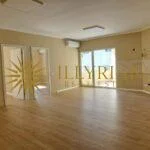 Tirane, jepet me qera ambjent biznesi Kati 3, 105 m² 700 € (Komuna e Parisit)