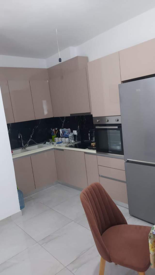 Tirane, jepet me qera apartament 2+1 Kati 7, 80 m² 300 Euro (Casa Italia)