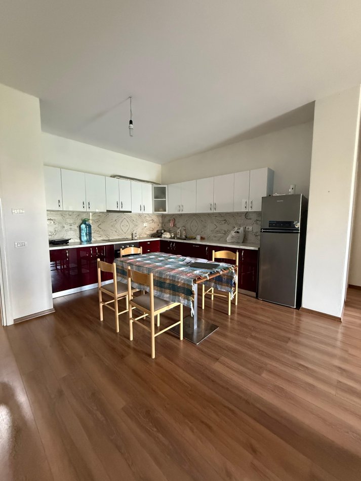 Tirane, jepet me qera apartament 2+1+Aneks+Ballkon Kati 4, 600 m² 600 € (Kompleksi GreenCity,Astir)