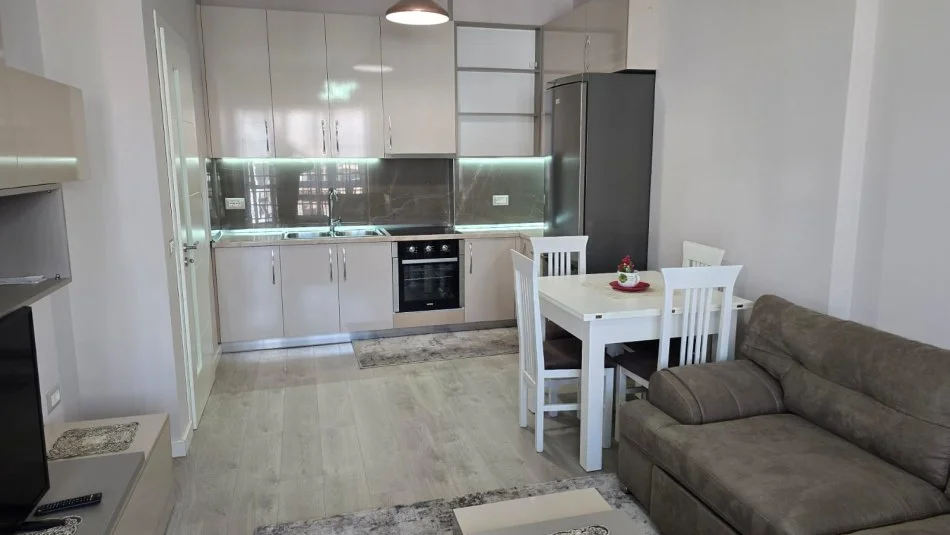 Tirane, jepet me qera apartament 1+1+Ballkon Kati 5, 70 m² 450 € (Astir)