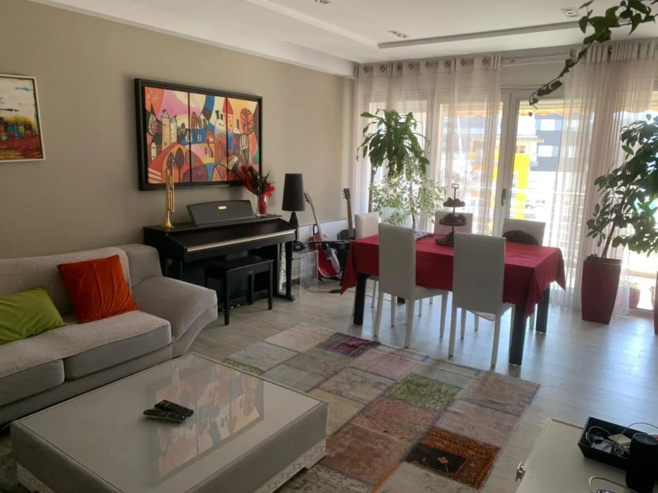 Tirane, jepet me qera 2+1+Ballkon Kati 5, 3.000 € (tek Liqeni Tiranes)