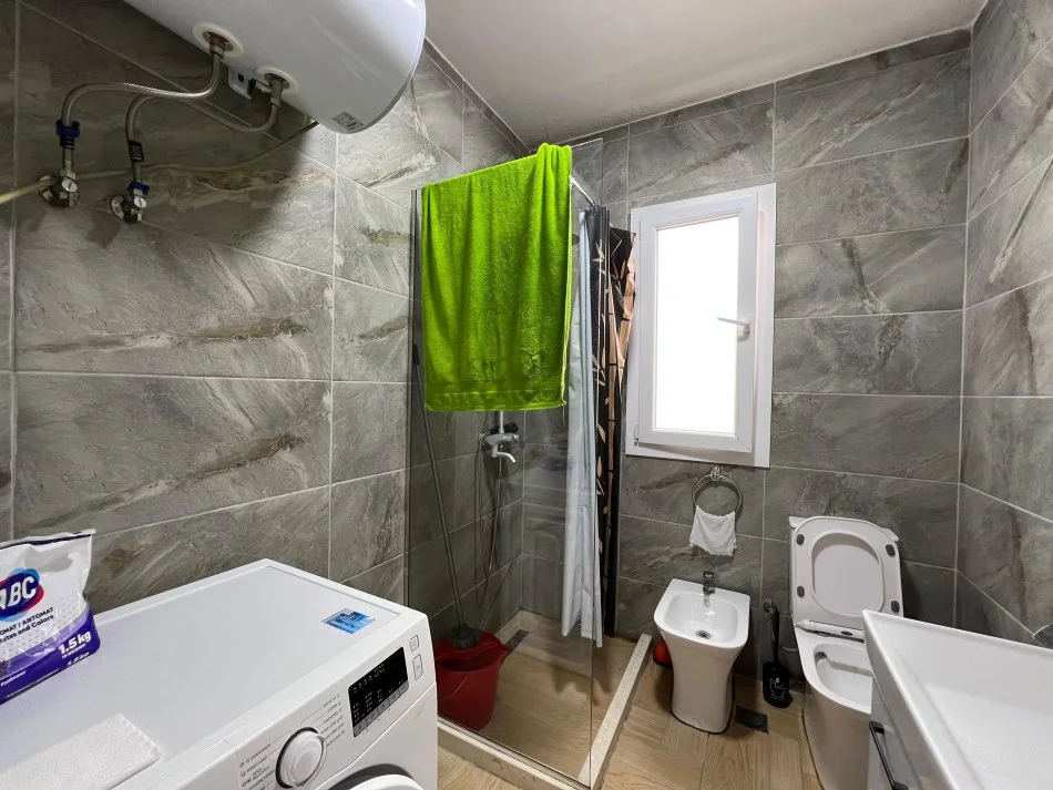 Tirane, jepet me qera apartament 2+1+Ballkon Kati 1, 100 m² 700 € 