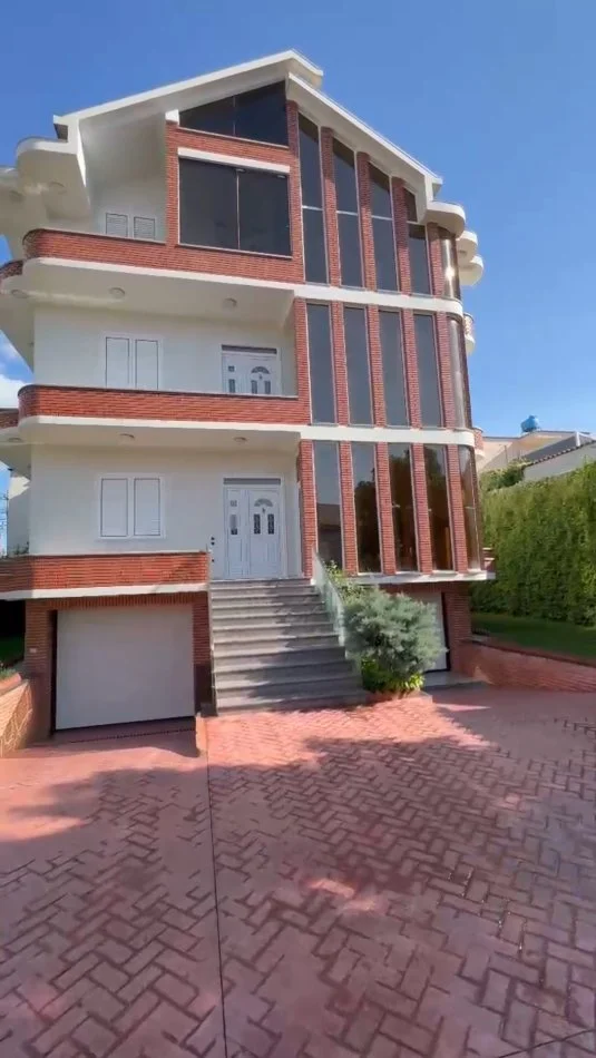 Tirane, shitet Vile 3 Katshe Kati 3, 430 m² 400.000 € (Balevardi Blu)