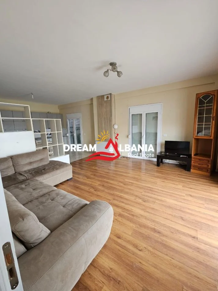 Tirane, jepet me qera apartament 3+1 Kati 3, 160 m² 550 € (Vilat Amerikane)