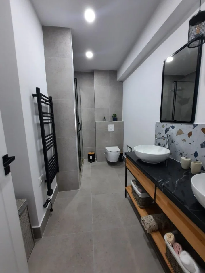 Durres, jepet me qera apartament 2+1+Ballkon Kati 8, 1.200 € (Vollga Durres)