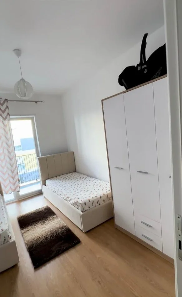 Tirane, jepet me qera apartament 2+1 Kati 4, 500 € (Univers city)