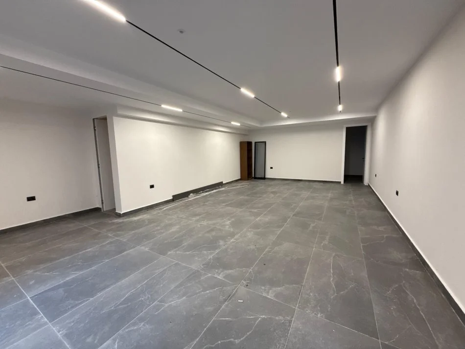 Tirane, jepet me qera apartament 4+1 Kati 1, 800 m² 4.000 € (LIQENI I THATE)