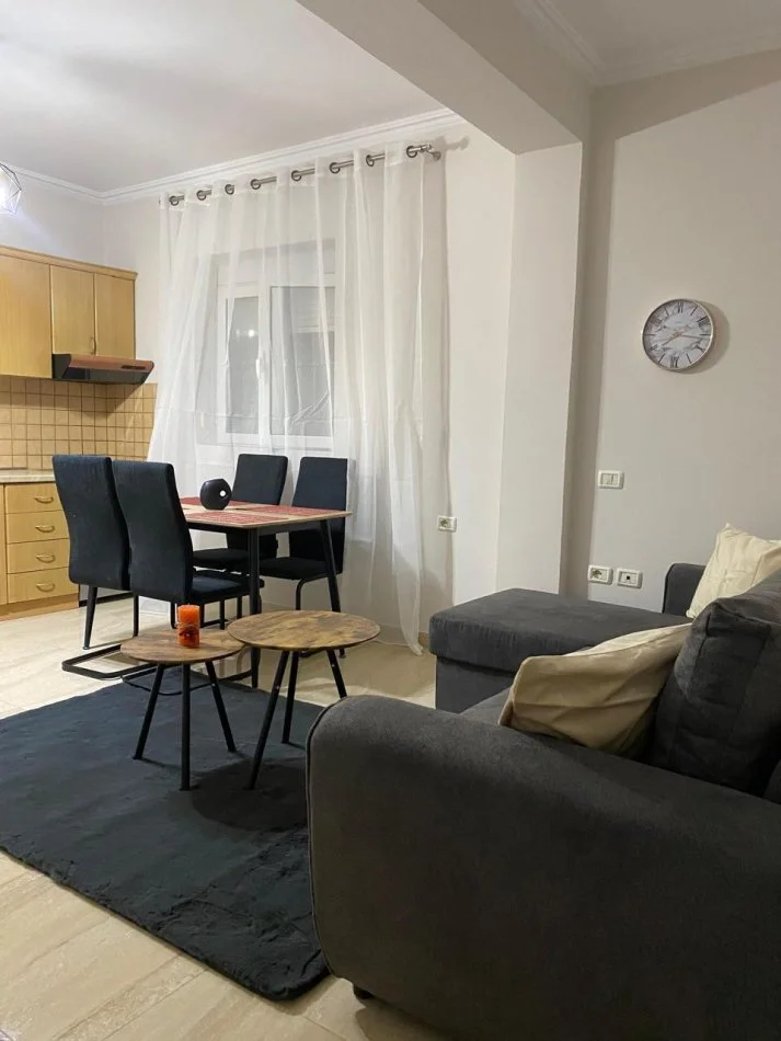 Tirane, jepet me qera 1+1+Ballkon Kati 2, 65 m² 400 € (3 vellezerit kondi)
