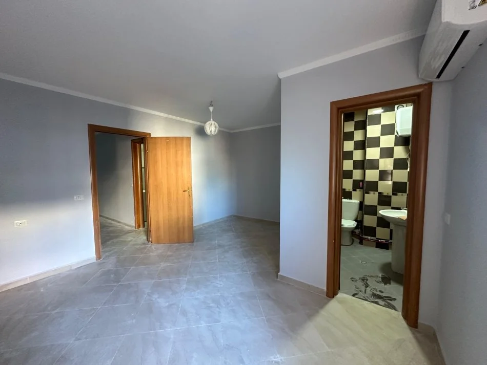 Shqiperi, jepet me qera apartament 2+1+Aneks+Ballkon Kati 3, 125 m² 600 € (QIRA APARTAMENT PER ZYRA OSE BANIM!)