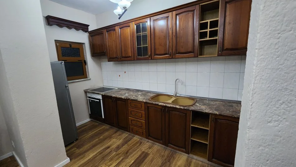 Tirane, jepet me qera apartament 2+1 Kati 4, 104 m² 700 € (MYSLYM SHYR,RRUGA BESIM IMAMI 2.)