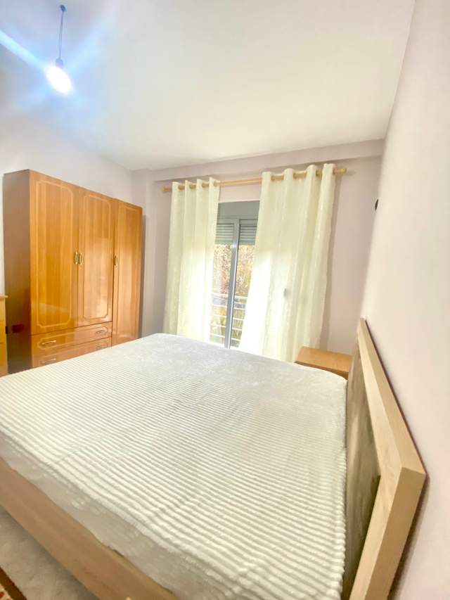 Tirane, jepet me qera apartament 1+1+BLK Kati 1, 60 m² 400 Euro (Liqeni i thate .)