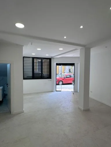 Tirane, jepet me qera ambjent biznesi Kati 0, 42 m² 500 € (Rruga Fortuzi)