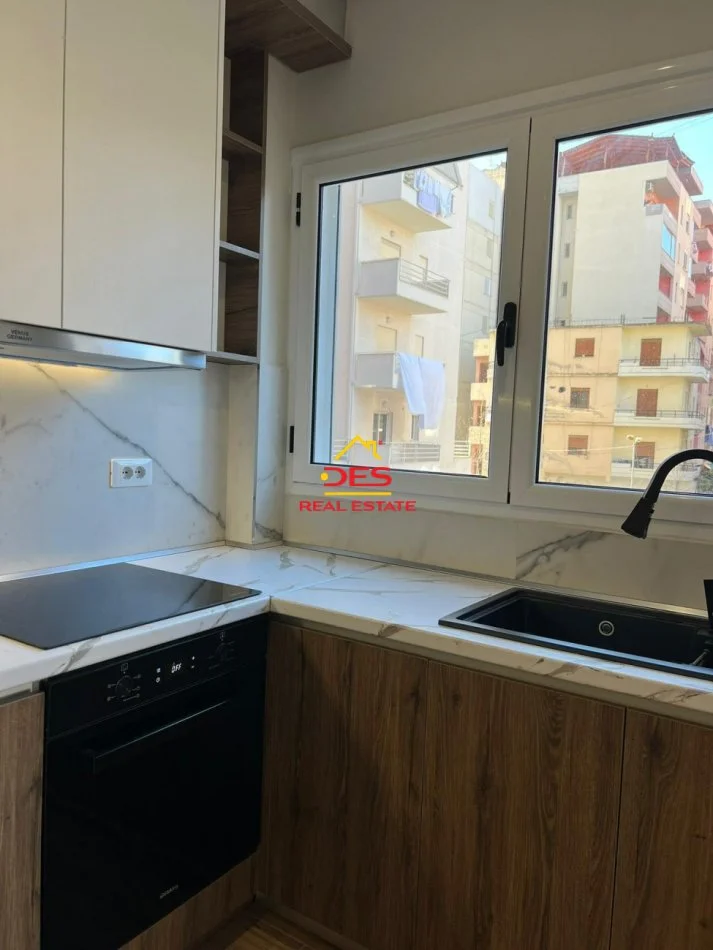 Vlore, jepet me qera apartament 1+1+Ballkon Kati 2, 55 m² 500 € (Rruga Hasan Kushta)