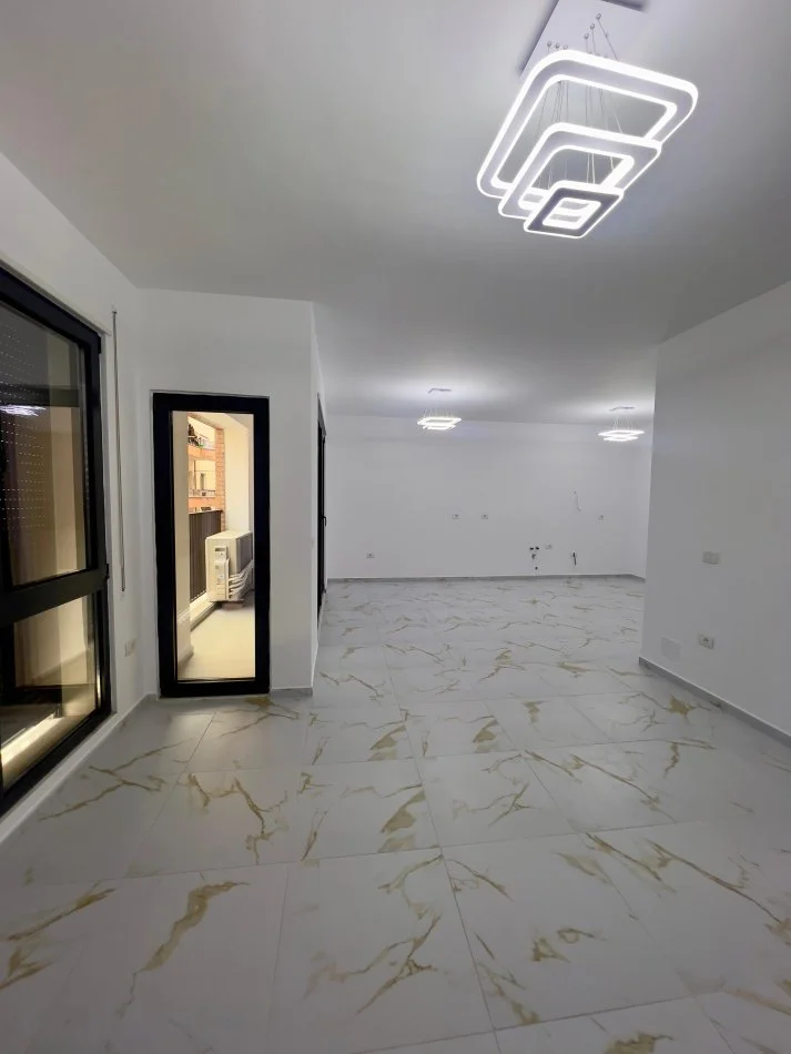 Tirane, jepet me qera apartament 2+1+Ballkon Kati 1, 120 m² 800 € (Tregu elektrik)