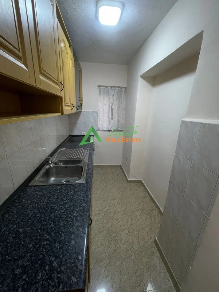 Tirane, jepet me qera apartament 1+1+Ballkon Kati 1, 50 m² 500 € (Myslym SHyri/tregu Cam)