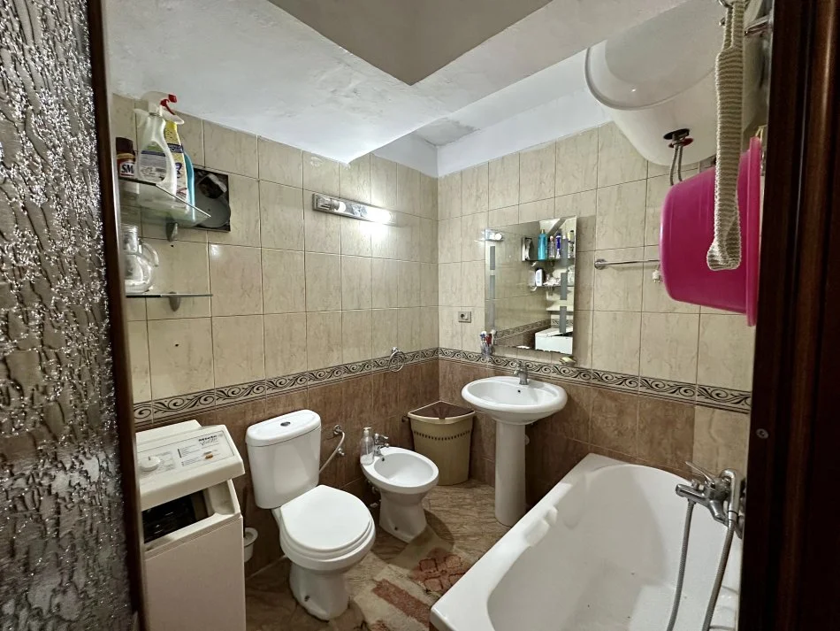 Tirane, jepet me qera apartament 2+1+Ballkon Kati 4, 75 m² 650 € (Perballe Universitetit Te Sporteve)