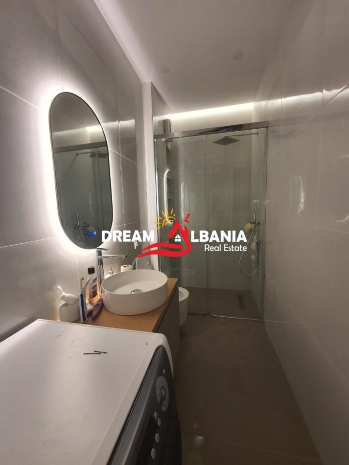 Tirane, jepet me qera apartament 1+1 , 75 m² 650 € (ish parku)