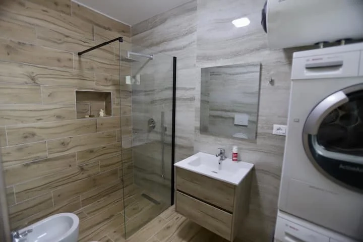 Tirane, jepet me qera apartament 1+1+Ballkon Kati 4, 60 m² 580 € (Karl Gega)