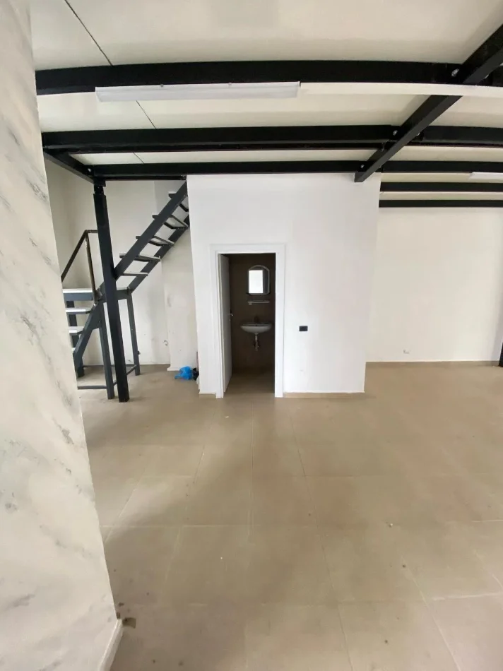 Tirane, shitet dyqan Kati 0, 122 m² (Rruga 5 Maji)
