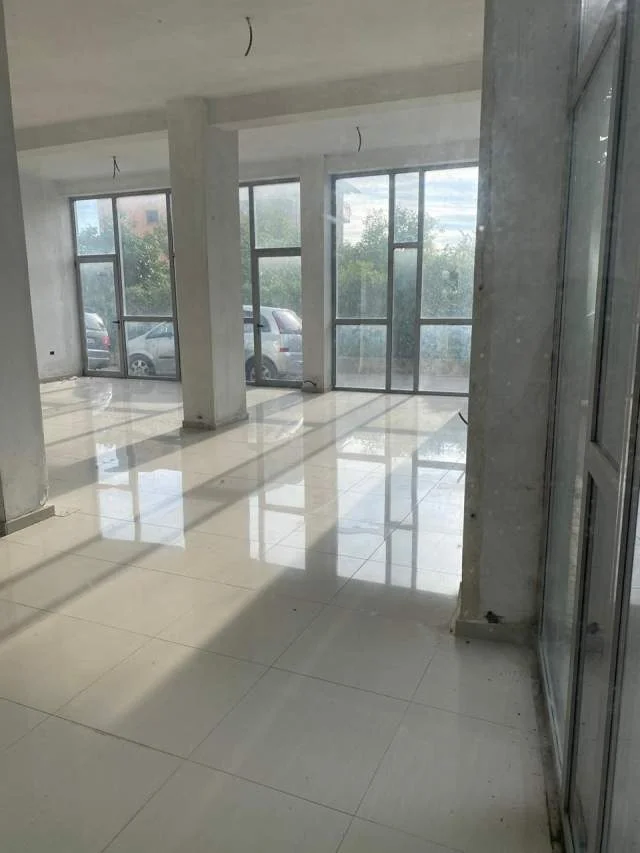 Tirane, shes njesi tregtare (dyqan) 92,04 m²
