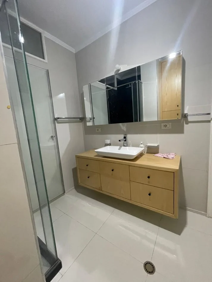 Tirane, jepet me qera apartament 2+1 Kati 3, 100 m² 600 € (Yzberisht)