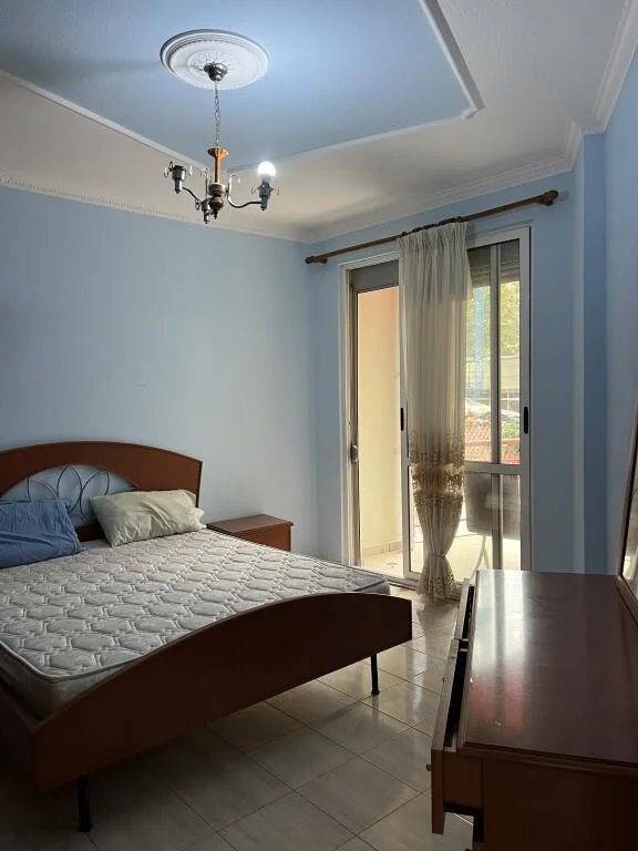 Tirane, jepet me qera apartament 2+1+Ballkon Kati 2, 100 m² 500 € STACIONI I TRENIT