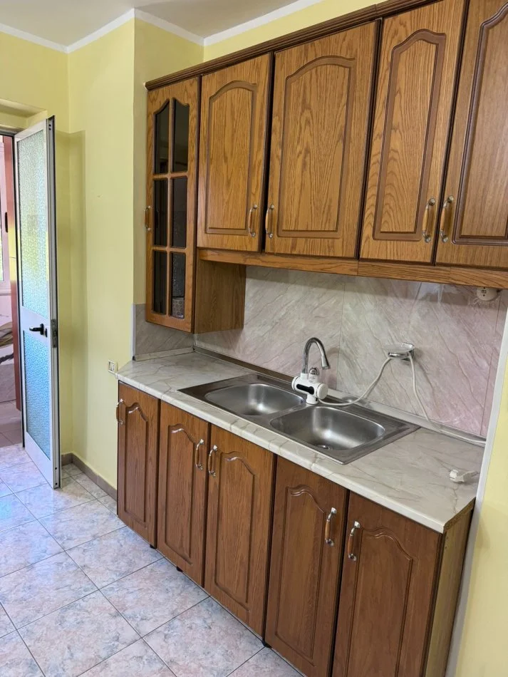 Tirane, jepet me qera apartament 2+1+Ballkon Kati 4, 80 m² 500 € (rruga Elbsanit)