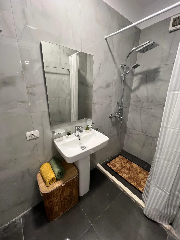 Tirane, shes garsonier 1+1 , 35 m² 83.000 € (Rruga Rrapo Hekali)