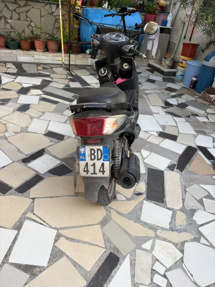 Tirane, Scooter Yamaha 125 , e zeze 64.000 km 550 €
