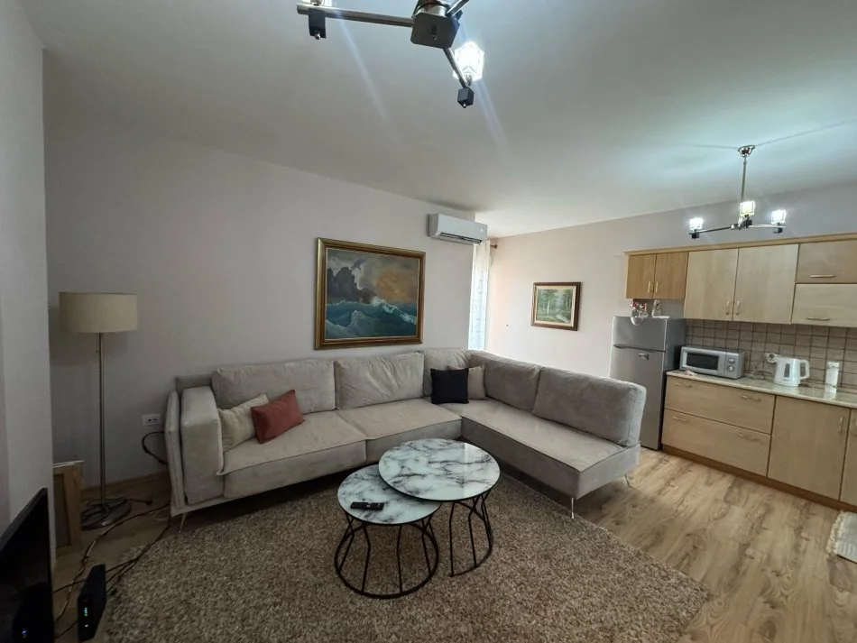 Tirane, jepet me qera apartament 1+1 Kati 10, 59 m² 600 € (Ambasada amerikane)