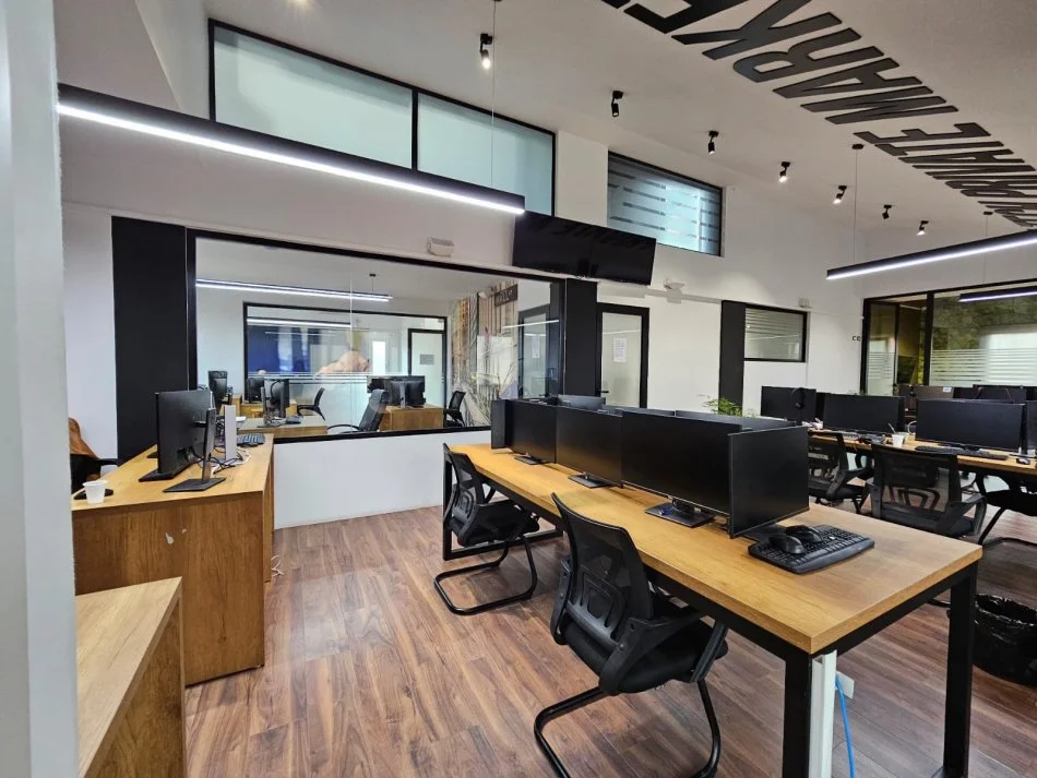 Tirane, shitet ambjent biznesi , Kati 4, 226 m² 470,000 € (Petro Nini)