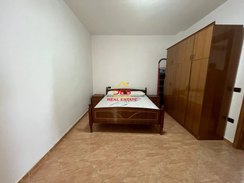 Vlore, jepet me qera apartament 2+1+Ballkon Kati 4, 110 m² 400 € (Rruga Murat Tërbaçi)