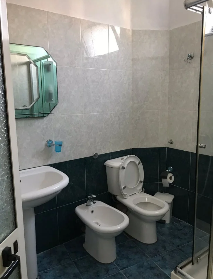 Tirane, jepet me qera apartament 1+1 Kati 2, 75 m² 650 € (Rruga Bardhok Biba)