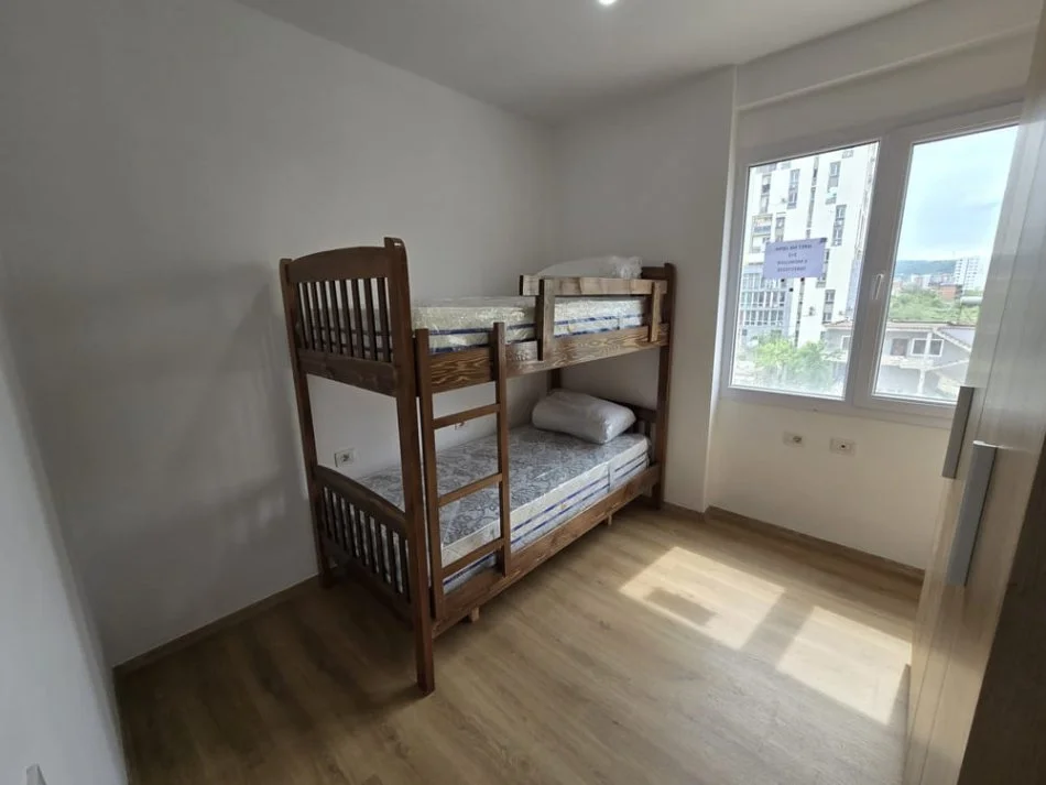 Tirane, jepet me qera apartament 2+1 Kati 1, 500 € (Ish Fusha e Aviacionit)