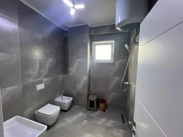 Tirane, jepet me qera apartament 2+1+A+BLK Kati 2, 100 m² 550 Euro (Porcelan, TV KLAN)