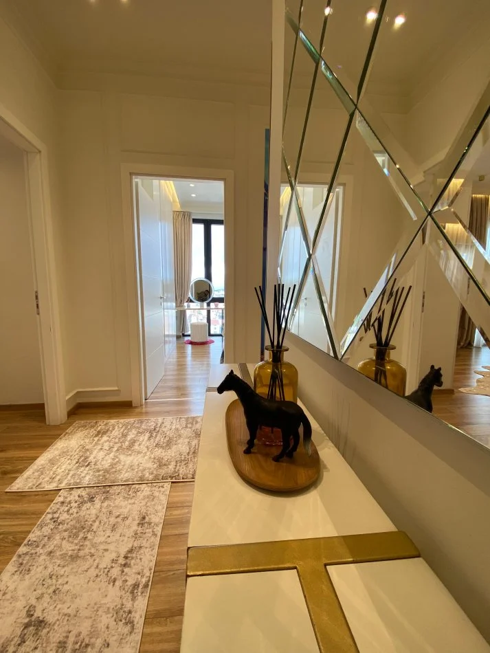 Tirane, jepet me qera apartament 2+1+Aneks+Ballkon Kati 10, 113 m² (lion Park)