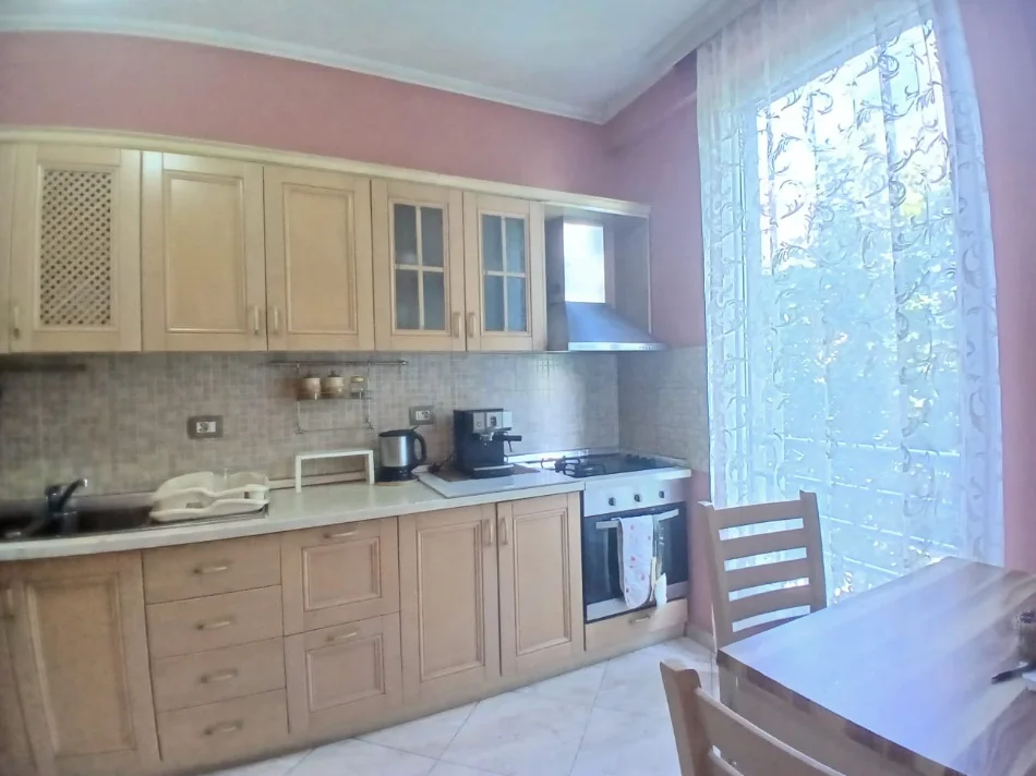 Tirane, jepet me qera apartament 1+1 Kati 4, 72 m² 530 € (Fondi Besa ,Rruga Dritan Hoxha)